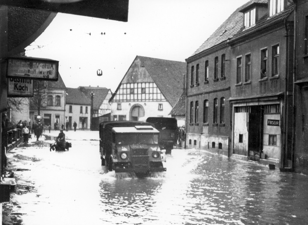 9. Februar 1946: Die Hauptstraße stand in der Dorfmitte in voller Straßenbreite un-ter Wasser.